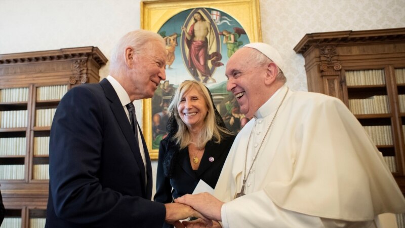 Невообичаено долга средба меѓу Папата и Бајден  