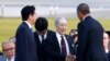 I mbijetuari i Hiroshimës, Sunao Tsuboi, dhe ish-presidenti amerikan, Barack Obama, shtrëngojnë duart në Parkun Memorial të Paqes në Hiroshima, gjatë vizitës së parë të një presidenti amerikan në këtë vend që nga sulmi me bombë atomike. 