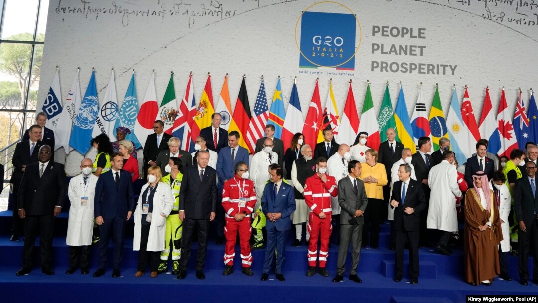 Liderii G20 s-au fotografiat alături de personal medical și de intervenție pentru a saluta eforturile depuse de acesta în pandemie.