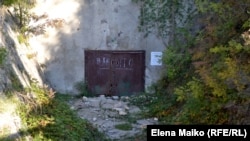 Ворота входа в бомбоубежище со стороны улицы Матроса Кошки заварены