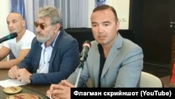 Димитър Спасов (вдясно), известен като Митко Каратиста, по време на пресконференция за гала вечер по кикбокс в Бургас през 2019 г.