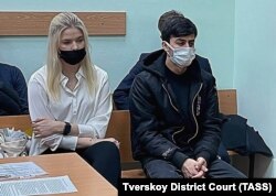 Blogger Ruslan Bobiev (aka Ruslani Talabjon) and Anastasia Chistova (aka Asya Asimova) at Moscow's Tverskoy District Court.