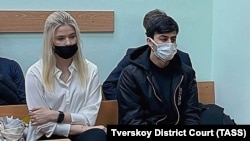 Blogger Ruslan Bobiev (aka Ruslani Talabjon) and his girlfriend, Anastasia Chistova, at Moscow's Tverskoy District Court. 