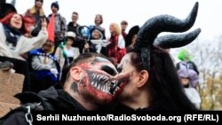 У Києві пройшов Zombie Walk – костюмований парад до Гелловіну (фоторепортаж)
