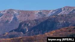 CRIMEA -- View of the snow-covered slopes of Ai-Petri from the village of Schastlivoe, Bakhchisarai region. October 27, 2021