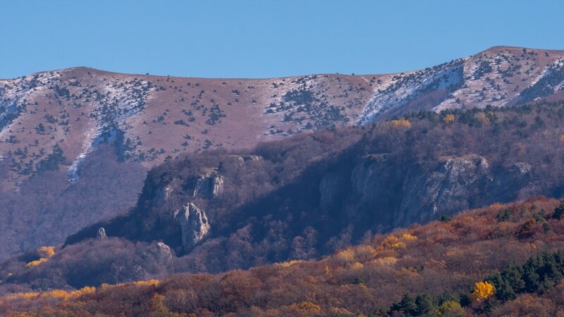 Вид на заснеженные склоны Ай-Петри из села Счастливое Бахчисарайского района | Крымское фото дня