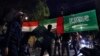 تجمع لبنانی‌های طرفدار عربستان سعودی مقابل سفارت این کشور در بیروت در اعتراض به سخنان وزیر اطلاع‌رسانی لبنان دربارۀ جنگ یمن