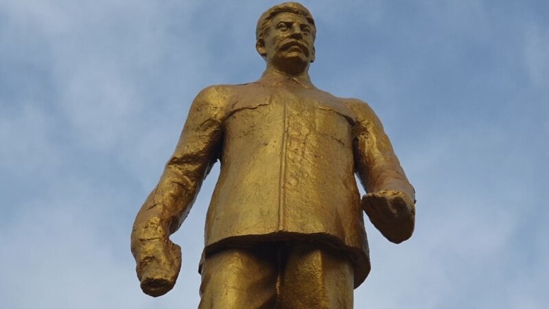 Узбекистан и Казахстан осуждают Сталина, а таджики простили "отца народов". Почему? 