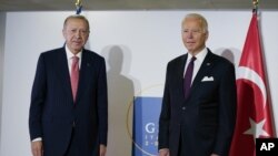 جو بایدن رئیس‌جمهوری آمریکا، در دیدار با همتای ترکیه‌ای خود، رجب طیب اردوغان، در رُم 