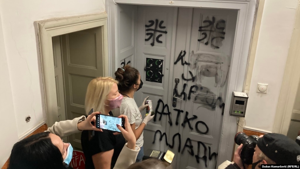 Aktivisti Inicijative mladih za ljudska prava čiste grafite mržnje na vratima NVO Žene u crnom u Beogradu, 27. oktobar 2021. godine
