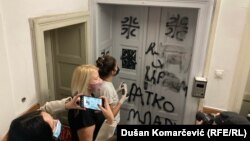 Aktivisti Inicijative mladih za ljudska prava čiste grafite mržnje na vratima NVO Žene u crnom u Beogradu, 27. oktobar 2021. godine 