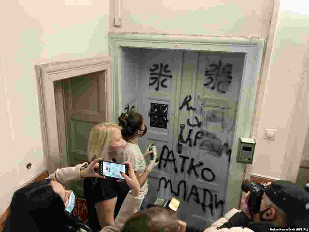 Tri grafita protiv Žena u crnom, uključujući i jedan sa imenom Ratka Mladića, osuđenog za genocid tokom rata u BiH, ispisana su pre tri dana na vratima prostorija te organizacije u Beogradu.