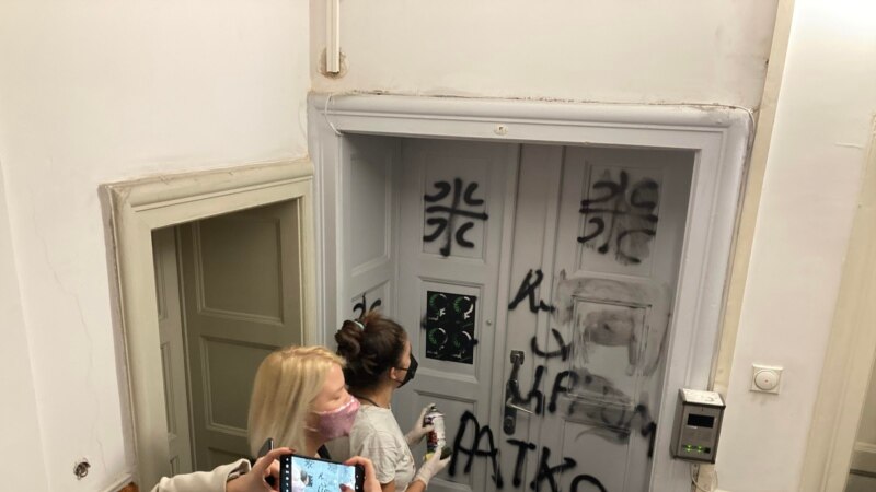Uklonjeni grafiti mržnje ispred prostorija Žena u crnom