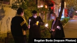 Preoți și voluntari au ajutat la distribuirea luminii în noaptea de Paște, 2020.
