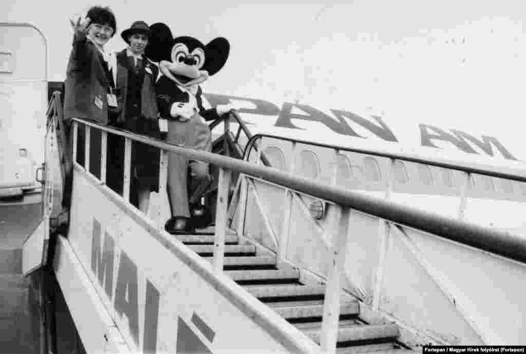 Kalapban Melissa Tyler Wackerman, Disneyland nagykövete Mickey egér (Mickey Mouse) rajzfilmfigurájával 1985-ben