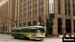 Autobus prolazi ulicom pored sjedišta kompanije Twitter u San Franciscu, 2015. 