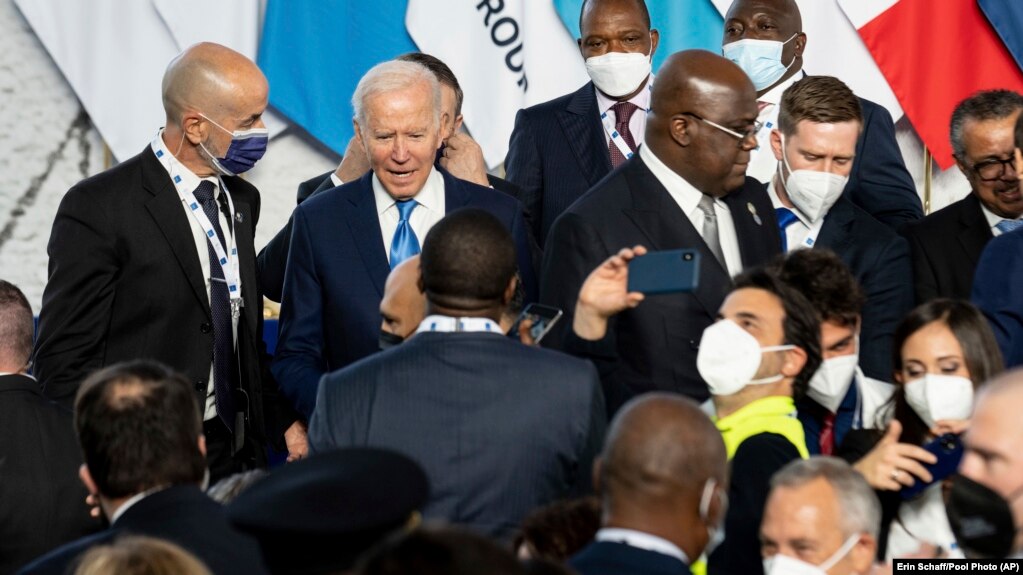 Президентът на САЩ Джо Байдън (вторият отляво) заснет малко след общата снимка на лидерите от Г20 в Рим.