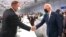 Președinții român și american, Klaus Iohannis (stânga) și Joe Biden (dreapta), la summitul COP26 pentru climă. Între cele două state s-a pus bazele unui parteneriat pentru construcția unei centrale cu reactoare modulare în România. 