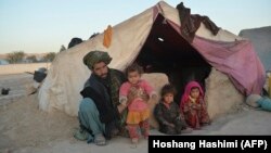 شماری از خانواده های بی‌جا شده در افغانستان