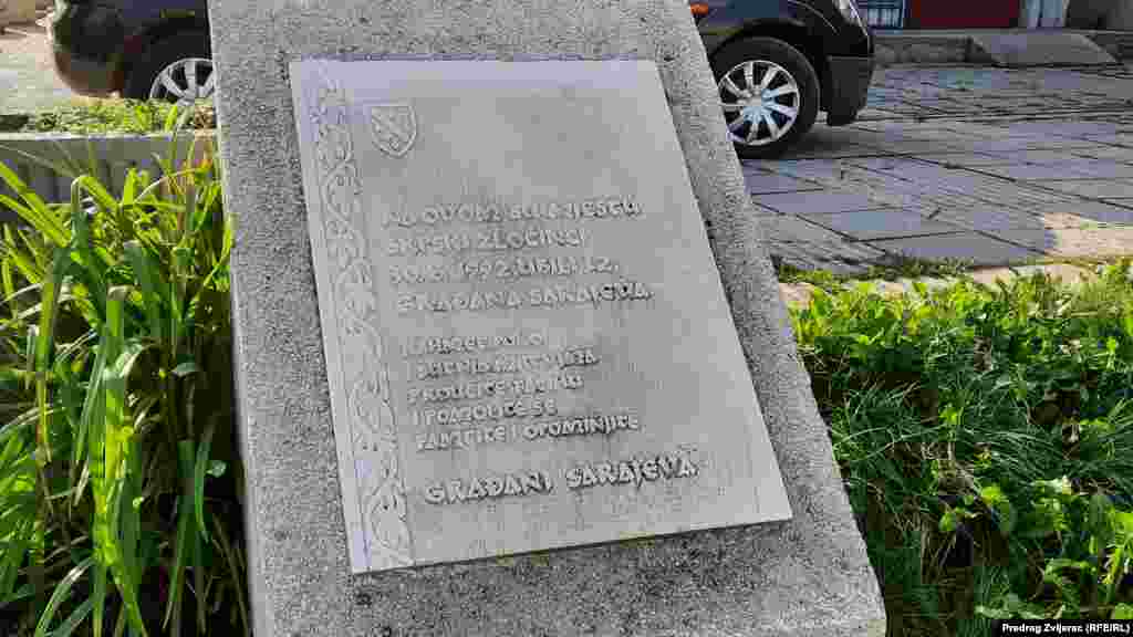 Spomenik ubijenim civilima u Sarajevu u naselju Alipašino polje gdje je ubijeno 12 građana Sarajeva.