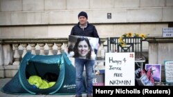 هدف اعتصاب غذای آقای رتکلیف، اعتراض به «بی‌عملی» دولت بریتانیا در برابر محکومیت همسرش، نازنین زاغری، در ایران است.