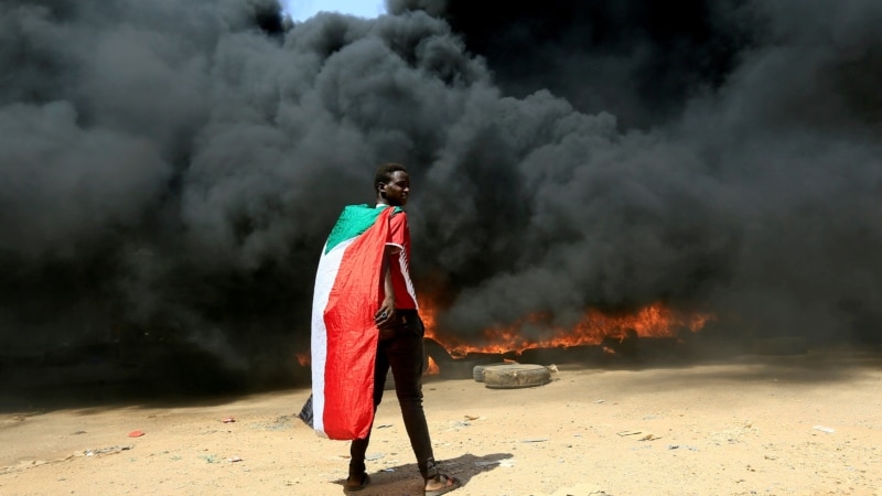 Jep dorëheqje kryeministri i Sudanit pas protestave masive