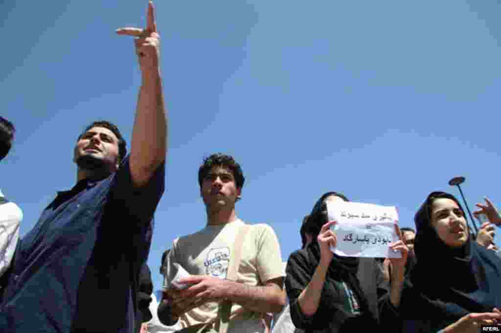 Iran - Iranian students oppose Sivand Dam inundation, Tehran, 21Apr2007