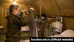 Російські військові медики встановлюють обладнання у польових госпіталях, які Міноборони Росії направило в Крим для розміщення хворих на COVID-19. 26 грудня 2020 року