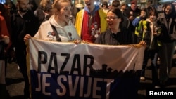 Studenti iz Novog Pazara pevaju dok ih meštani dočekuju na putu ka Novom Sadu. Studenti nose transparent "Pazar je svijet", u Obrenovcu, Srbija, 27. oktobra 2025. godine.