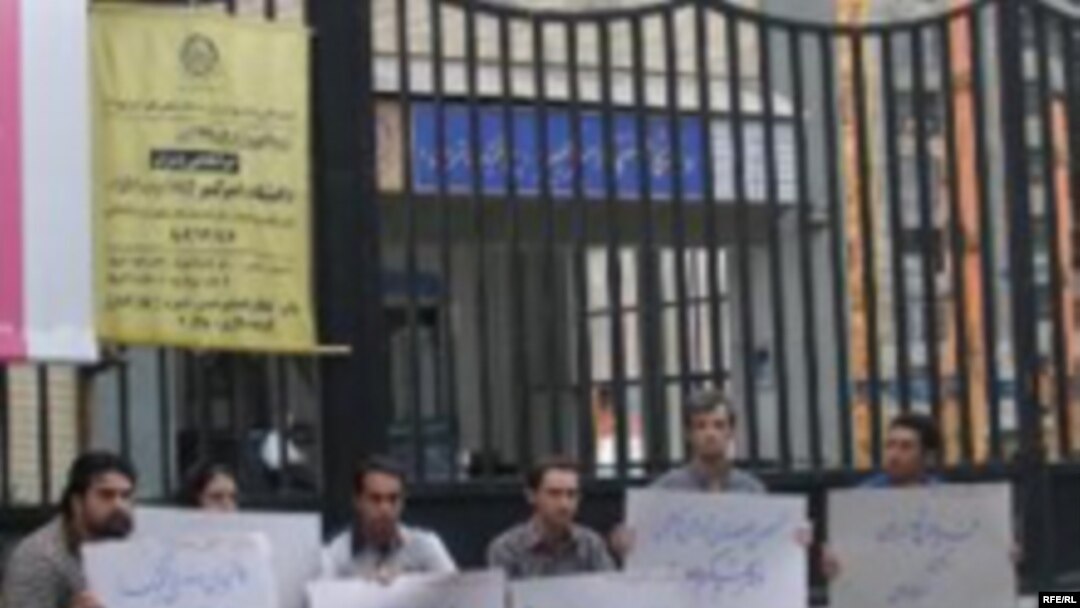 ماموران امنيتی شش نفر از کسانی که در اعتراض به دستگير دانشجويان دانشگاه امير کبير در مقابل اين دانشگاه متحصن شدند، را دستگیر کردند.