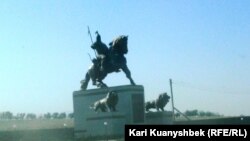 Алпамыш баатырдын эстелиги. Казакстандын аймагында, Чымкент-Ташкент жолунун боюна орнотулган. 