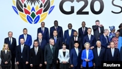 Учасники саміту G20 (Урсула фон дер Ляєн третя праворуч на передньому плані) в Йоганнесбурзі, Південно-Африканська республіка, листопад 2025 року