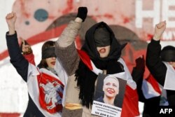 Акция протеста феминисток в Минске 16 января 2021 года. Одна из участниц держит портрет Марии Колесниковой