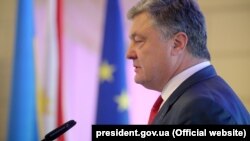 Президент України Петро Порошенко раніше заявляв, що розглядає можливість прописати в Конституції прагнення України вступити до ЄС і НАТО