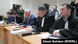 Igor Dodon (centru) alături de avocații săi, Ion Vizdoaga și Nicolae Posturusu (în stânga lui Dodon) în sala de judecată a Curții Supreme de Justiție, pe 25 noimbrie
