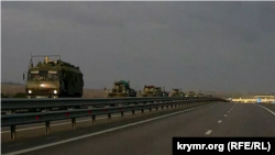 Колонна российской военной техники на трассе «Таврида», Крым