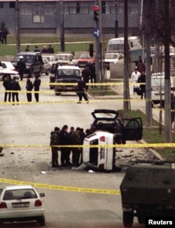 Istražitelji i policija na mjestu atentata na Leutara, Sarajevo, 16. mart 1999.