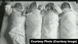 Bebeluși născuți în urma Decretului 770/1966- Imagine din filmul „Născuți la comandă. Decrețeii” în regia lui Florin Iepan.