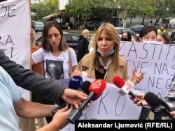 "Ako je izgubljen jedan mladi život a imamo ovakvu poruku, šta ja onda da kažem ženama koje dolaze da prijave nasilje? Da im kažem nemojte da dolazite nego ćutite i trpite": Maja Raičević na protestu u Podgorici 7. oktobra