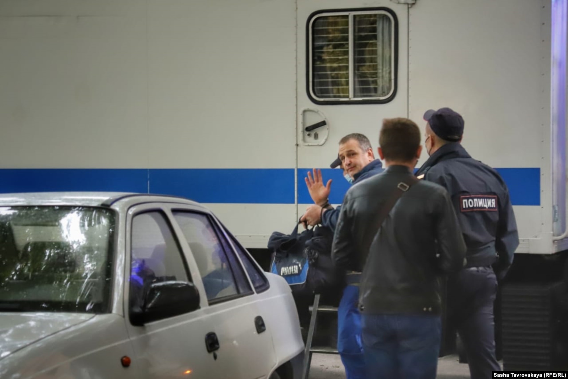 Владислав Єсипенко з російськими силовиками після арешту в Сімферополі, жовтень 2021 року