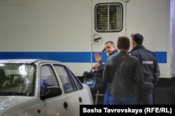 Владислав Есипенко с российскими силовиками после ареста в Симферополе, октябрь 2021 года