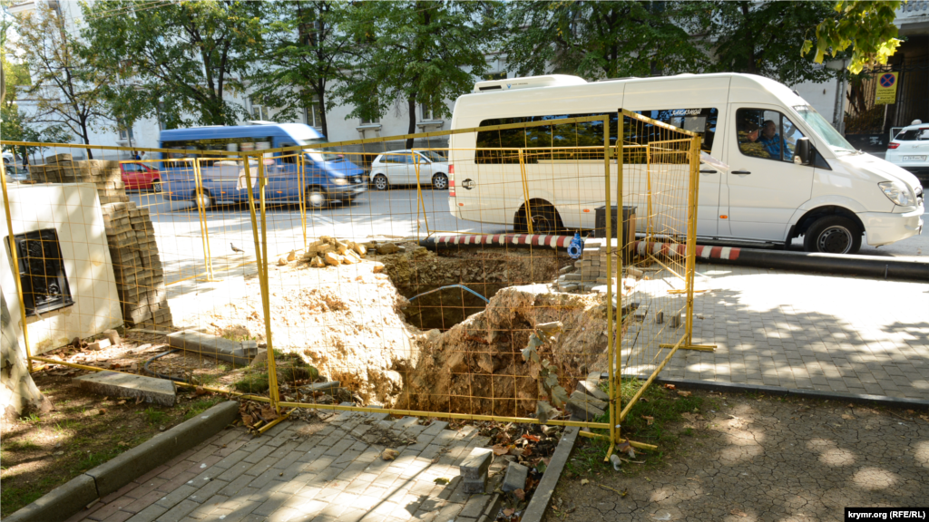 Земляні роботи біля Севастопольського драматичного театру імені Луначарського