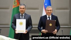 Türkmenistanyň prezidenti Gurbanguly Berdimuhamedow (çepde) we Özbegistanyň prezidenti Şawkat Mirziýoýew. Daşkent. 5-nji oktýabr, 2021 ý.