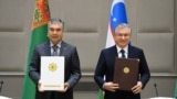 Бывший президент Туркменистана Гурбнгулы Бердымухамедов (слева) и его узбекский коллега Шавкат Мирзиёев во время церемонии подписания соглашений. (архивное фото) 