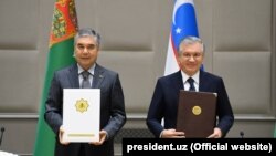 Türkmenistanyň prezidenti Gurbanguly Berdimuhamedow (çepde) we Özbegistanyň prezidenti Şawkat Mirziýoýew. Daşkent. 5-nji oktýabr, 2021 ý.