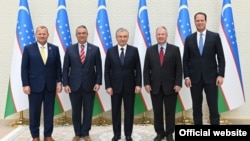 Өзбекстан президенті Шавкат Мирзияев (сол жағынан үшінші) және конгрессмендер Дон Бэйкон, Дуг Ламборн, Трой Нельс және Август Пфлюгер.