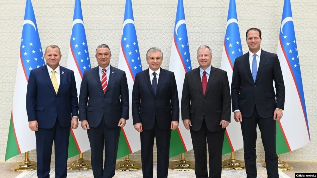 Президент Шавкат Мирзиёев конгрессменлар Дон Бэйкон, Дуг Ламборн, Трой Нельс ва Август Пфлюгер билан.