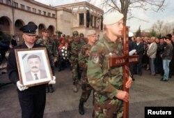 Vojnici HVO-a odaju posljednju počast Jozi Leutaru u Mostaru, 31. mart 1999.