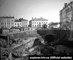 Полтву ховають під землю біля театру Скарбека. Фото 1880-х років