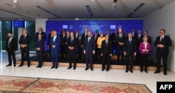 Az EU-tagállamok akkori vezetői és az unióba törekvő nyugat-balkáni országok állam- és kormányfői egy „családi fotón” Ljubljanában 2021. október 6-án. Ukrajna megelőzheti a csatlakozással a térség országait?